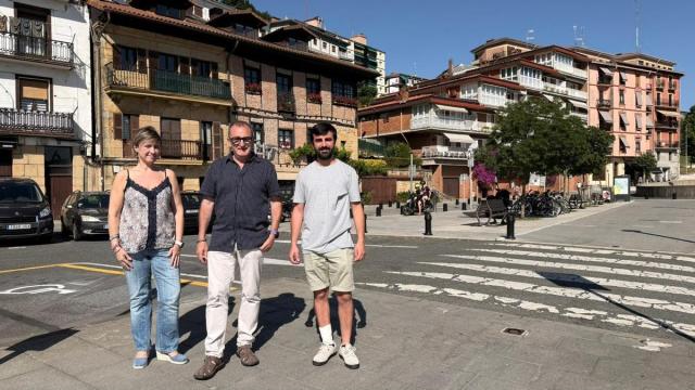 El alcalde, en el centro, junto a los ediles Taberna y Pazos