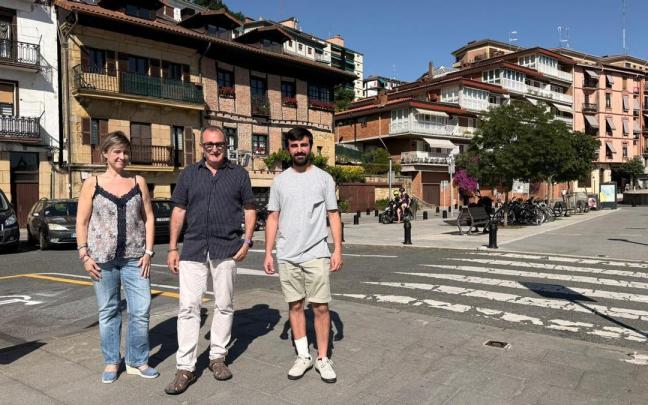 El alcalde, en el centro, junto a los ediles Taberna y Pazos