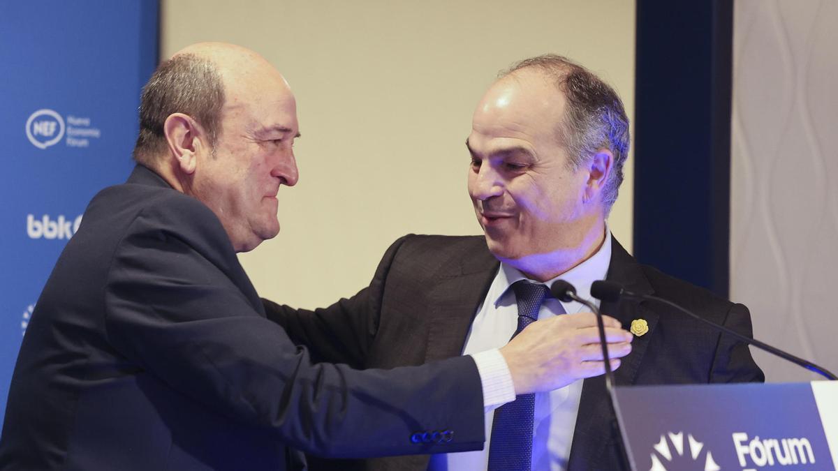 El presidente del EBB del PNV, Andoni Ortuzar, y el secretario general de Junts, Jordi Turull, en la conferencia.