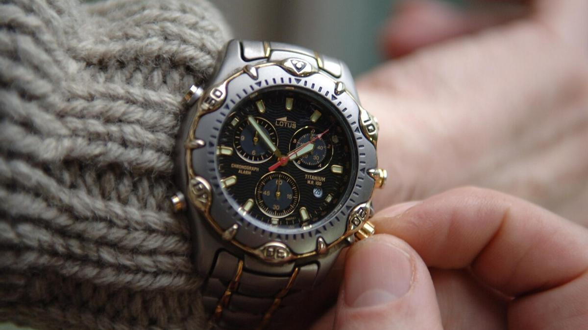 Una persona adelanta su reloj con el cambio de hora.