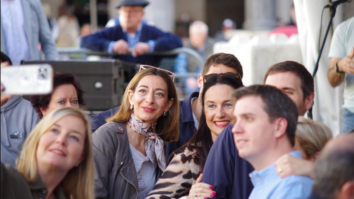 Varios asistentes al acto se fotografían, minutos antes del discurso.
