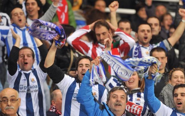 Aficionados de la Real y del Athletic, durante un derbi en Anoeta. / RUBEN PLAZA