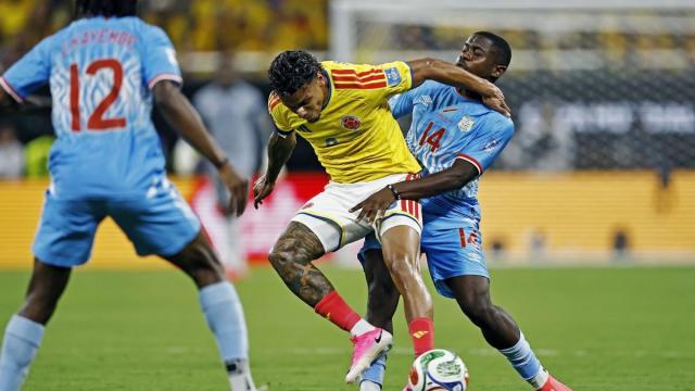 El colombiano Richard Rios disputa un balón contra RDC.