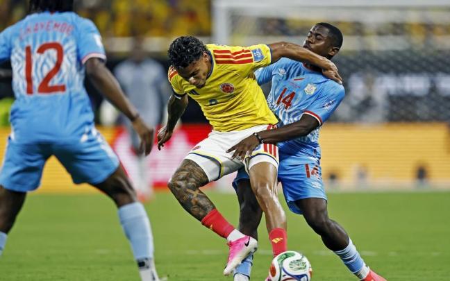 El colombiano Richard Rios disputa un balón contra RDC.