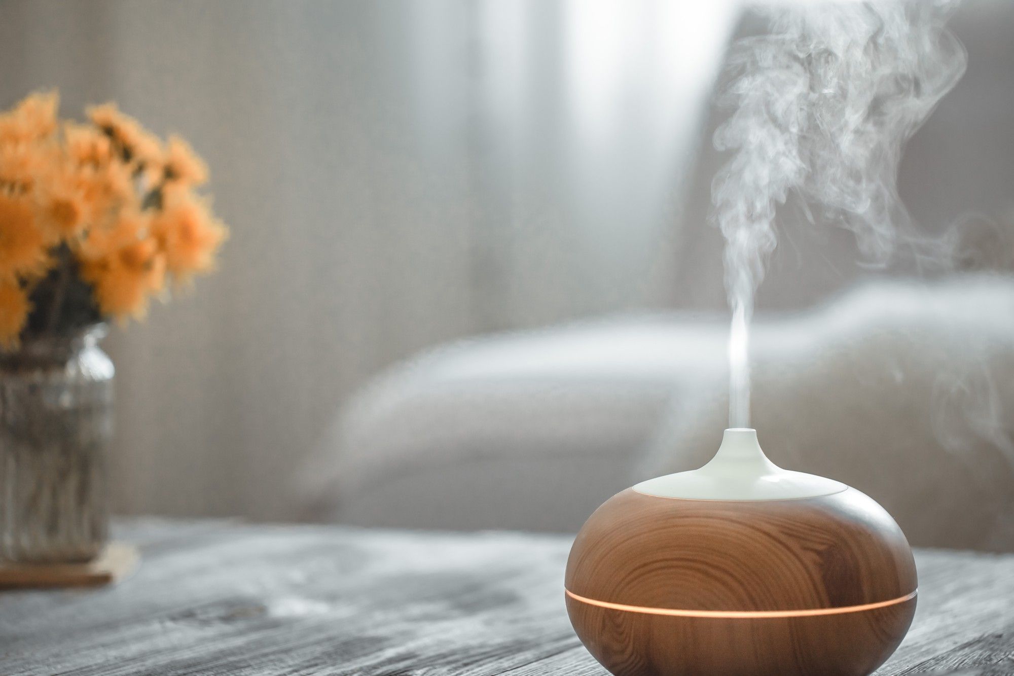 Una mesita con un difusor con aceites aromáticos.