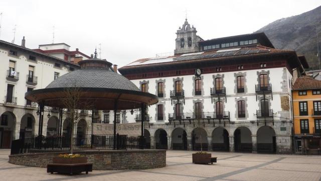 El Ayuntamiento de Azpeitia ha mostrado su apoyo a los familiares y allegados de la víctima.