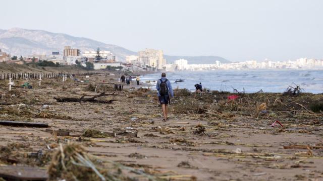 Vista general de la playa de Oliva tras el paso de la dana Adam por la Comunitat Valenciana.