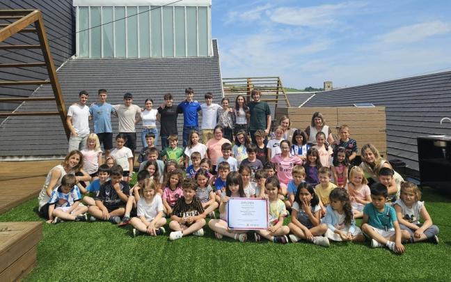 Foto grupal en el espacio Ekolaborategia de Zumaiena. / Zumaiena Foto grupal en el espacio Ekolaborategia de Zumaiena.