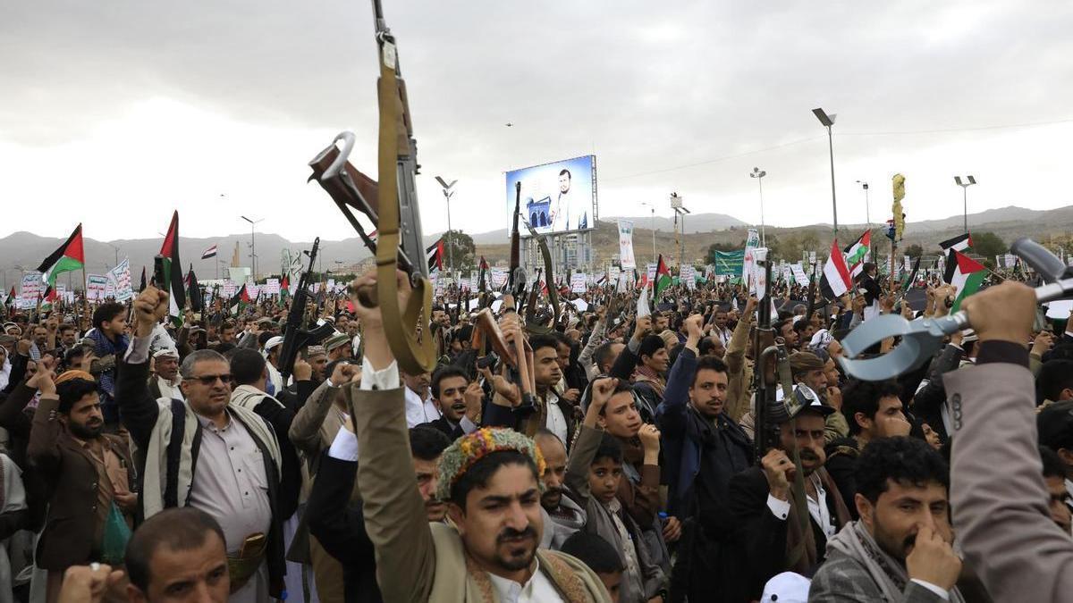 Protesta en Saná contra la designación de los hutíes como terroristas por parte de EE.UU.
