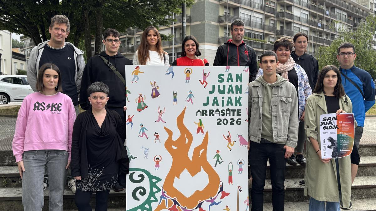 Representantes municipales y de colectivos que participan en la organización de las fiestas, y la autora del cartel (primera por la izquierda).