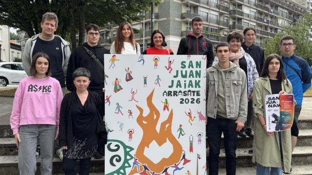 Representantes municipales y de colectivos que participan en la organización de las fiestas, y la autora del cartel (primera por la izquierda).