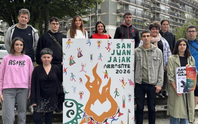 Representantes municipales y de colectivos que participan en la organización de las fiestas, y la autora del cartel (primera por la izquierda).