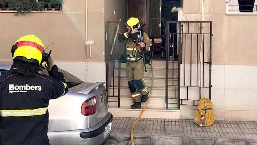 Una dotación de bomberos interviene en el Incendio de una vivienda en Alicante.
