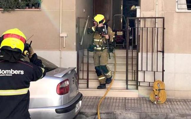 Una dotación de bomberos interviene en el Incendio de una vivienda en Alicante.