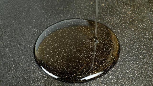 Chorro de aceite vertido sobre una superficie.