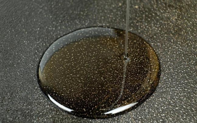 Chorro de aceite vertido sobre una superficie.