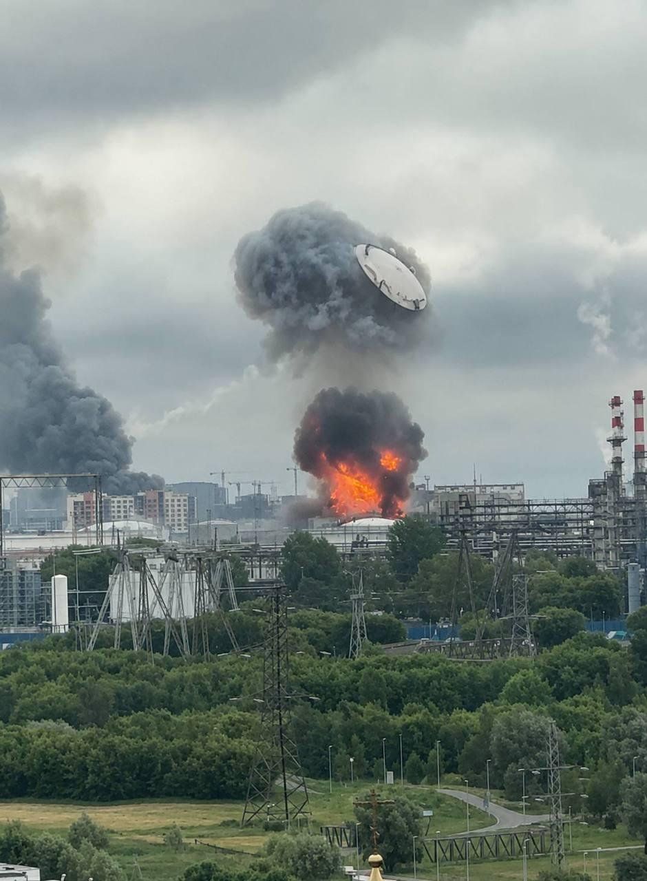 Arde una refinería en Moscú tras ser atacada por drones ucranianos.