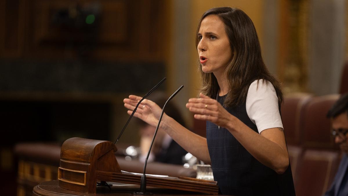 El portavoz de ERC en el Congreso, Gabriel Rufián, y la secretaria general de Podemos, Ioone Belarea, durante una sesión de Control al Gobierno, en el Congreso de los Diputados, a 7 de octubre de 2025.
