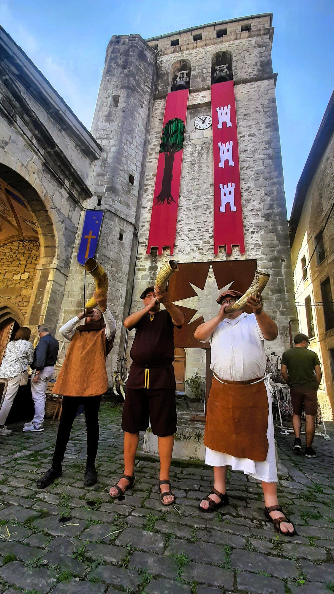 Tañido múltiple de cuerno a los pies de la parroquia