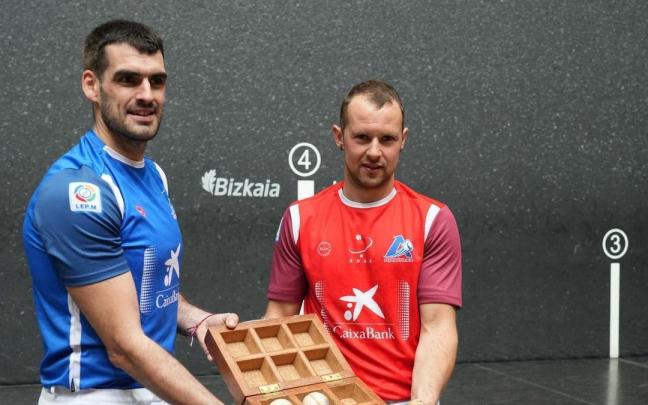 Joseba Ezkurdia y Aitor Elordi, en la elección de material de este jueves en el frontón Bizkaia de Bilbao.