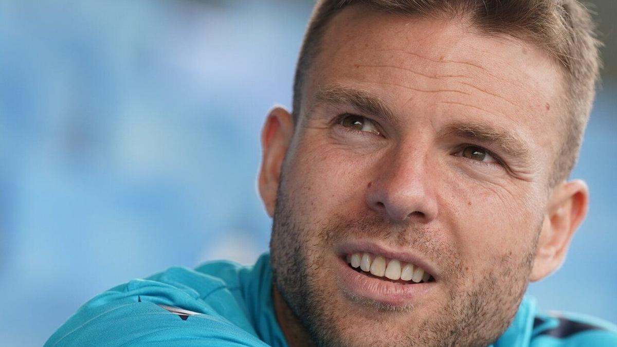 Asier Illarramendi posa para la entrevista concedida a este periódico tras anunciar su marcha de la Real. / RUBEN PLAZA