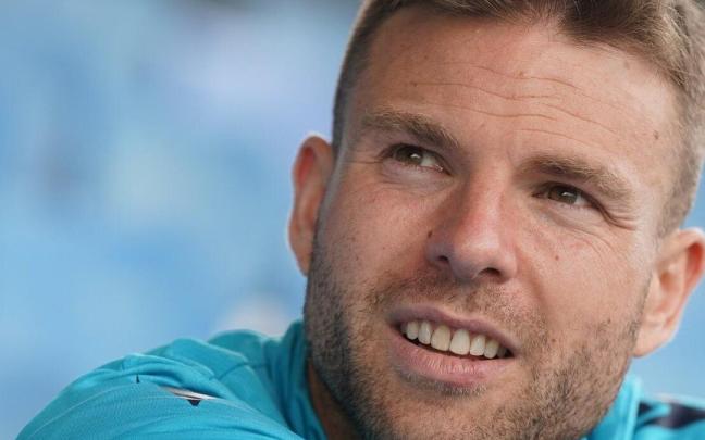 Asier Illarramendi posa para la entrevista concedida a este periódico tras anunciar su marcha de la Real. / RUBEN PLAZA