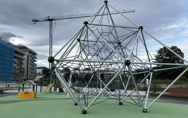 Estara ubicado junto a las viviendas de reciente construcción en la calle Zeharmendieta