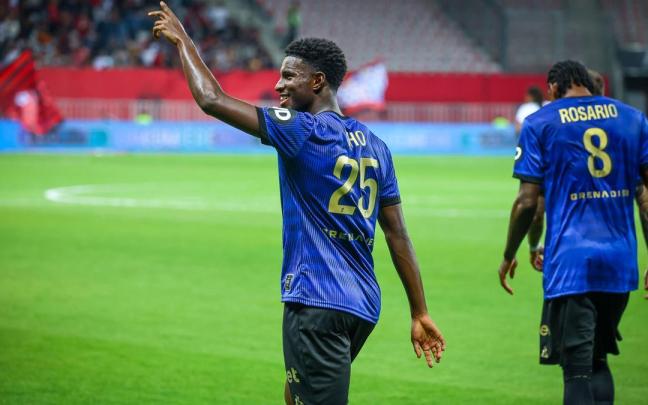 Cho festeja el gol que le marcó este pasado viernes al Saint-Étienne. / ALEXANDRE DEBBACHE