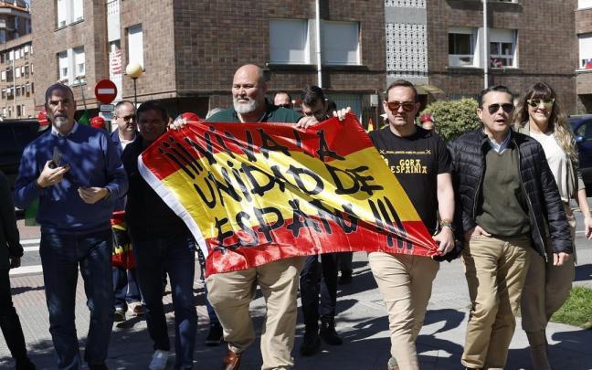Simpatizantes de Vox en un acto electoral este sábado en Getxo.
