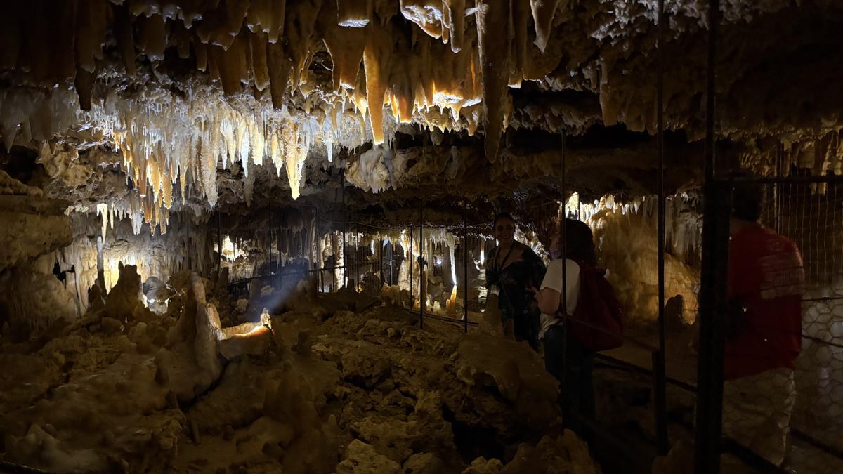 Cueva del Grand Roc, con espectaculares formaciones rocosas.