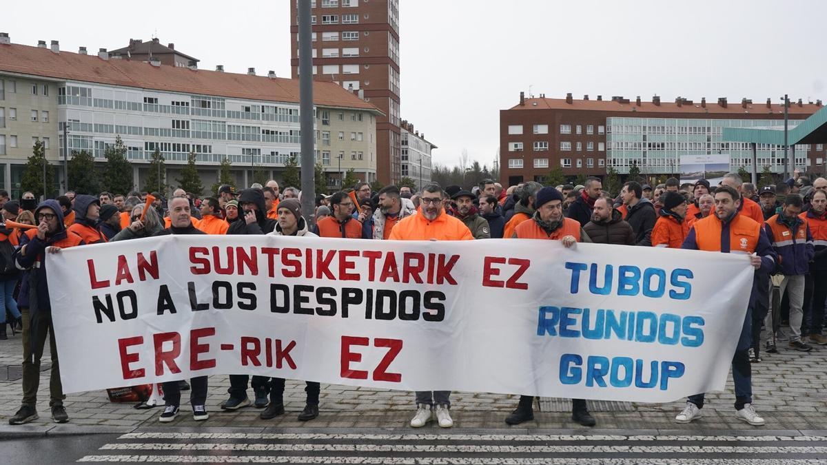 Concentración de trabajadores de Tubos Reunidos frente al Gobierno Vasco.
