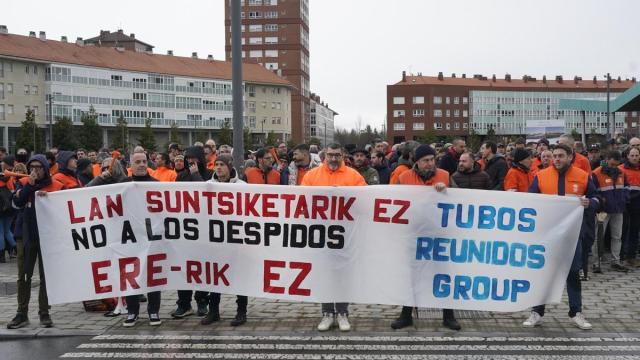 Concentración de trabajadores de Tubos Reunidos frente al Gobierno Vasco.