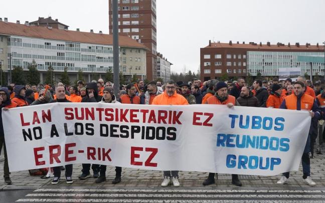 Concentración de trabajadores de Tubos Reunidos frente al Gobierno Vasco.