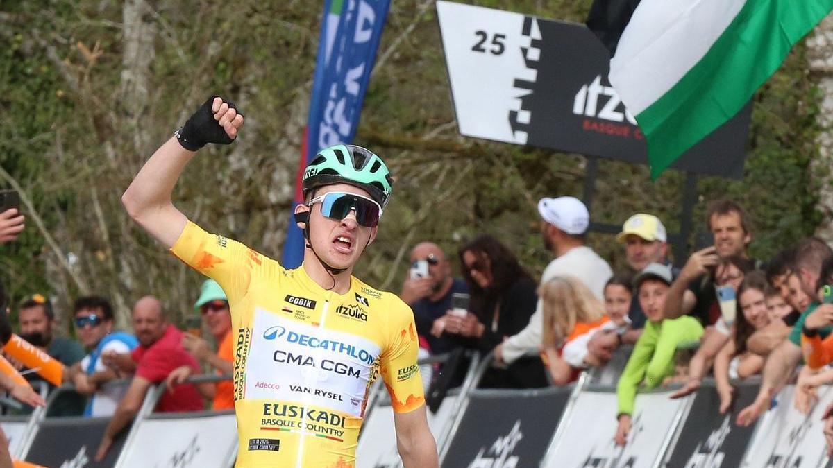 Seixas celebra la victoria en las Cuevas de Mendukilo.