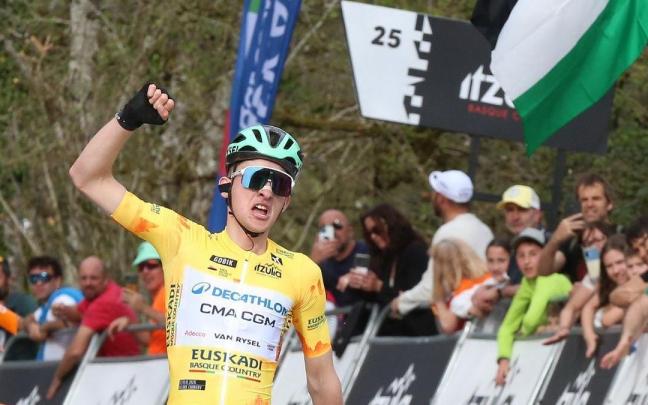 Seixas celebra la victoria en las Cuevas de Mendukilo.