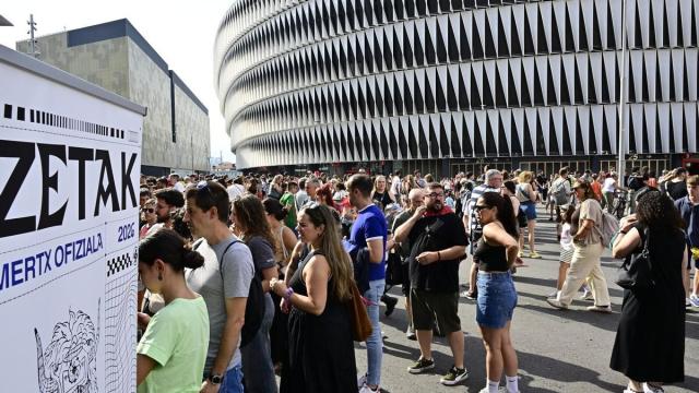 Ambiente en la explanada de San Mamés en los instastes previos a 'Mitoaroa III'