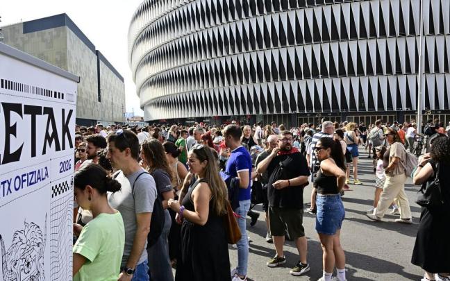 Ambiente en la explanada de San Mamés en los instastes previos a 'Mitoaroa III'
