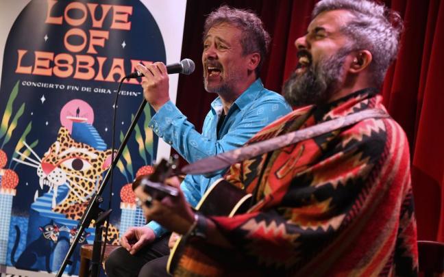 Los componentes del grupo de música Love of Lesbian, Santi Balmes y Julián Saldarriaga.