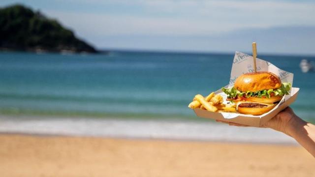 La Terraza Urgull incluye un nuevo servicio de 'take away', pensado para quienes quieren disfrutar de una comida de calidad frente al mar, en la playa o en cualquier rincón de la ciudad, sin renunciar al sabor ni a la comodidad.