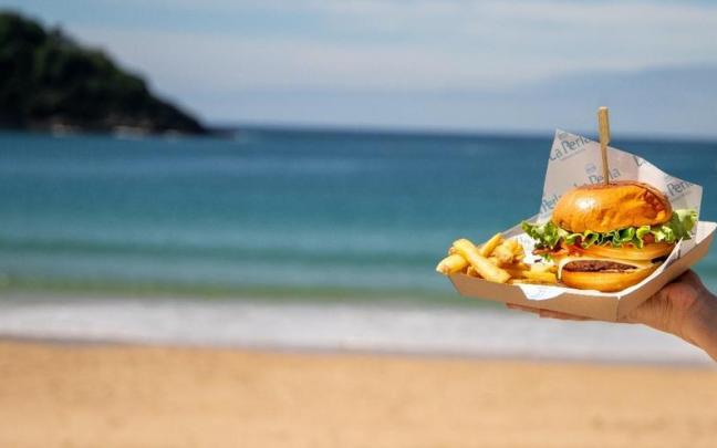 La Terraza Urgull incluye un nuevo servicio de 'take away', pensado para quienes quieren disfrutar de una comida de calidad frente al mar, en la playa o en cualquier rincón de la ciudad, sin renunciar al sabor ni a la comodidad.