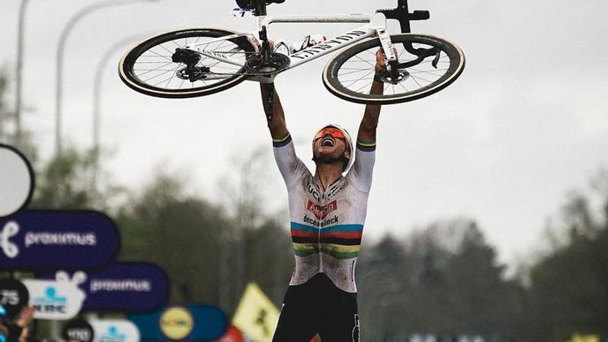 Van der Poel eleva su bici tras conquistar por tercera vez el Tour de Flandes.
