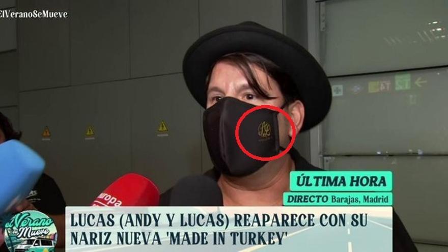 Lucas lució una mascarilla negra en la que se podía leer claramente el logo de 'Andy y Lucas'.