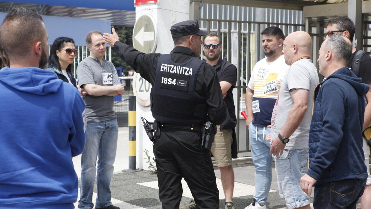 Trabajadores de Michelin, en las puertas de la fábrica de Gasteiz durante la cuarta jornada de huelga. Foto: Pilar Barco