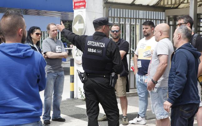 Trabajadores de Michelin, en las puertas de la fábrica de Gasteiz durante la cuarta jornada de huelga. Foto: Pilar Barco Trabajadores de Michelin, en las puertas de la fábrica de Gasteiz durante la cuarta jornada de huelga. Foto: Pilar Barco