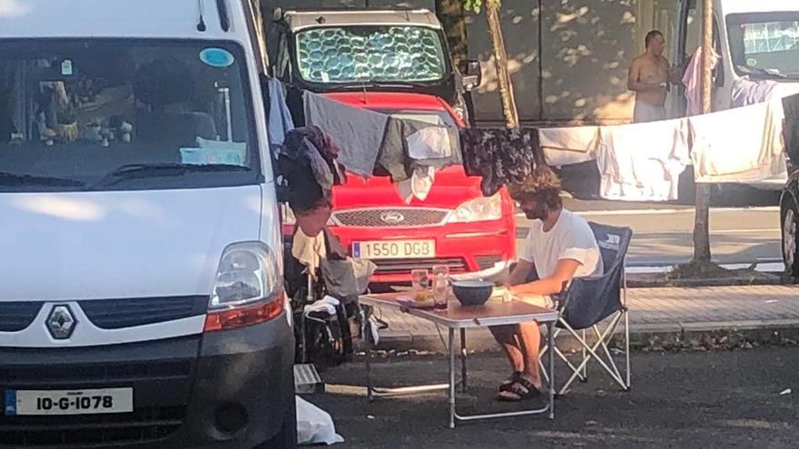Un hombre acampado junto a su furgoneta en un parking de Berio.