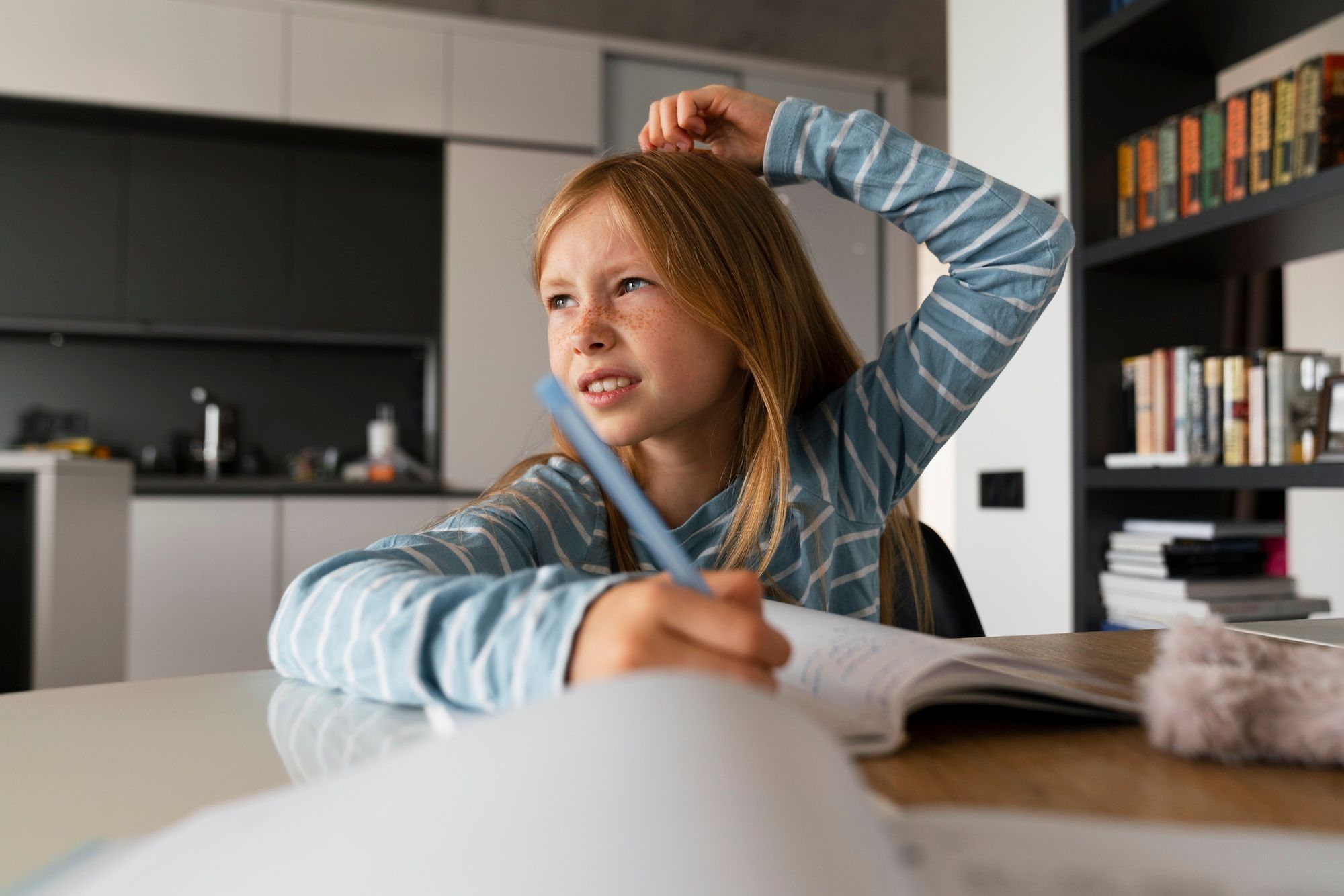 Una niña no puede ocultar sus nervios mientras estudia.