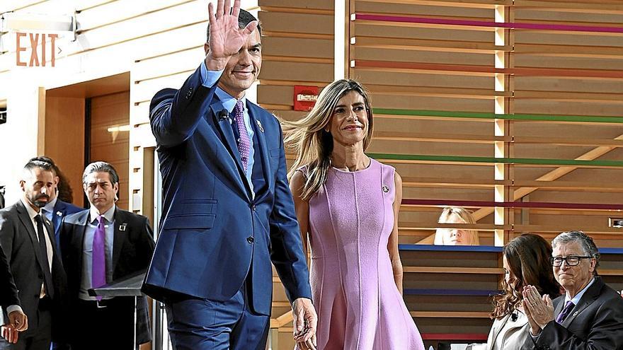 El presidente del Gobierno español, Pedro Sánchez, y su mujer, Begoña Gómez, durante una recepción en un acto público.