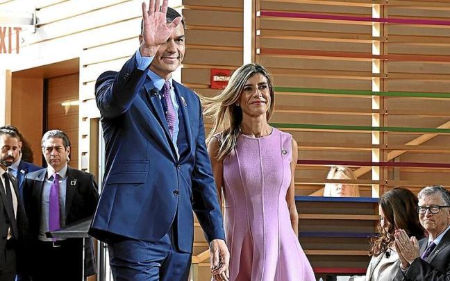El presidente del Gobierno español, Pedro Sánchez, y su mujer, Begoña Gómez, durante una recepción en un acto público. / EFE El presidente del Gobierno español, Pedro Sánchez, y su mujer, Begoña Gómez, durante una recepción en un acto público.