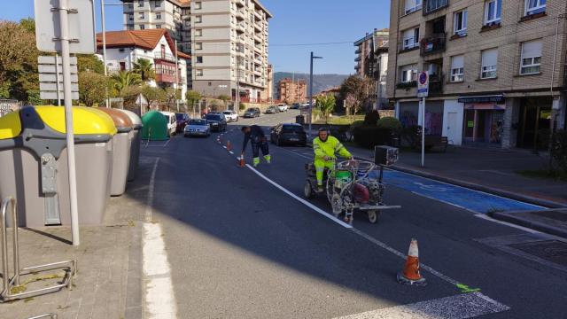 Trabajos de repintado de marcas viales en el centro urbano de Amurrio