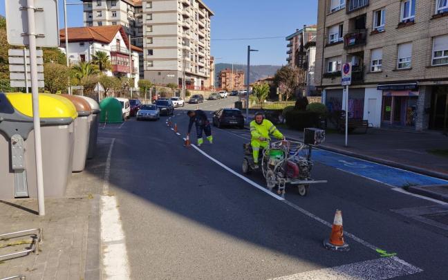 Trabajos de repintado de marcas viales en el centro urbano de Amurrio